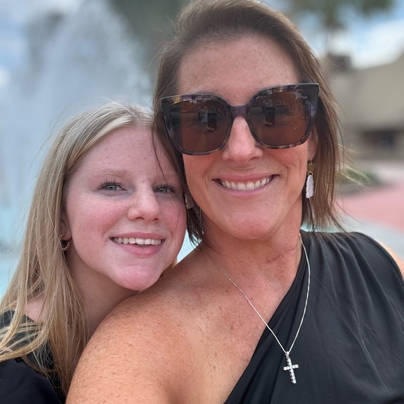 Meet your Posher, Jennifer - Picture 2 of 5